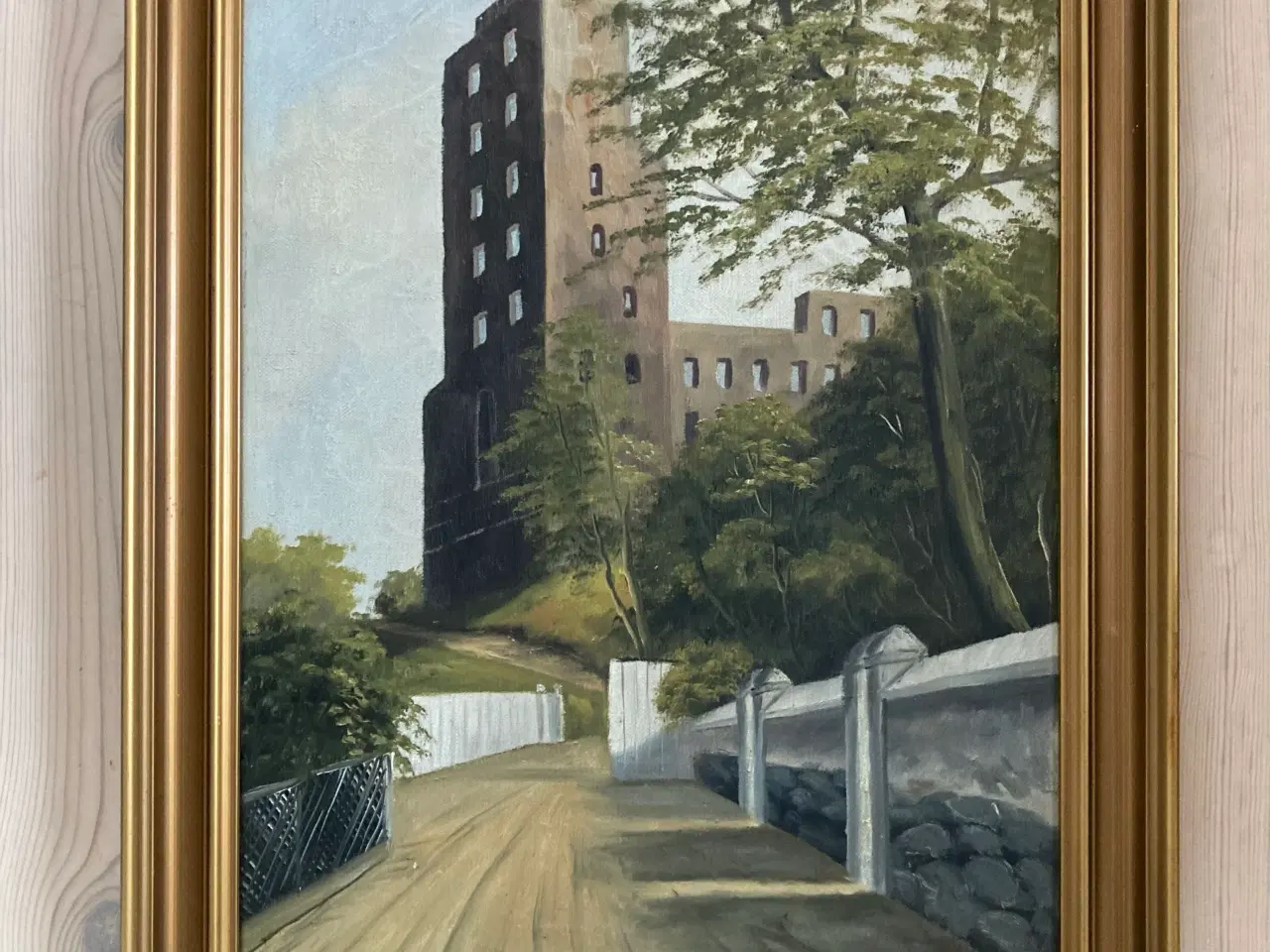 Billede 1 - Ældre maleri landskab med borg og vej i guldramme