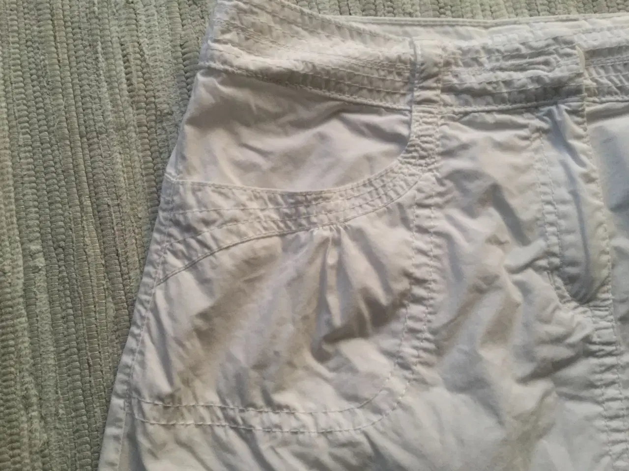 Billede 3 - Hvid nederdel fra H&M