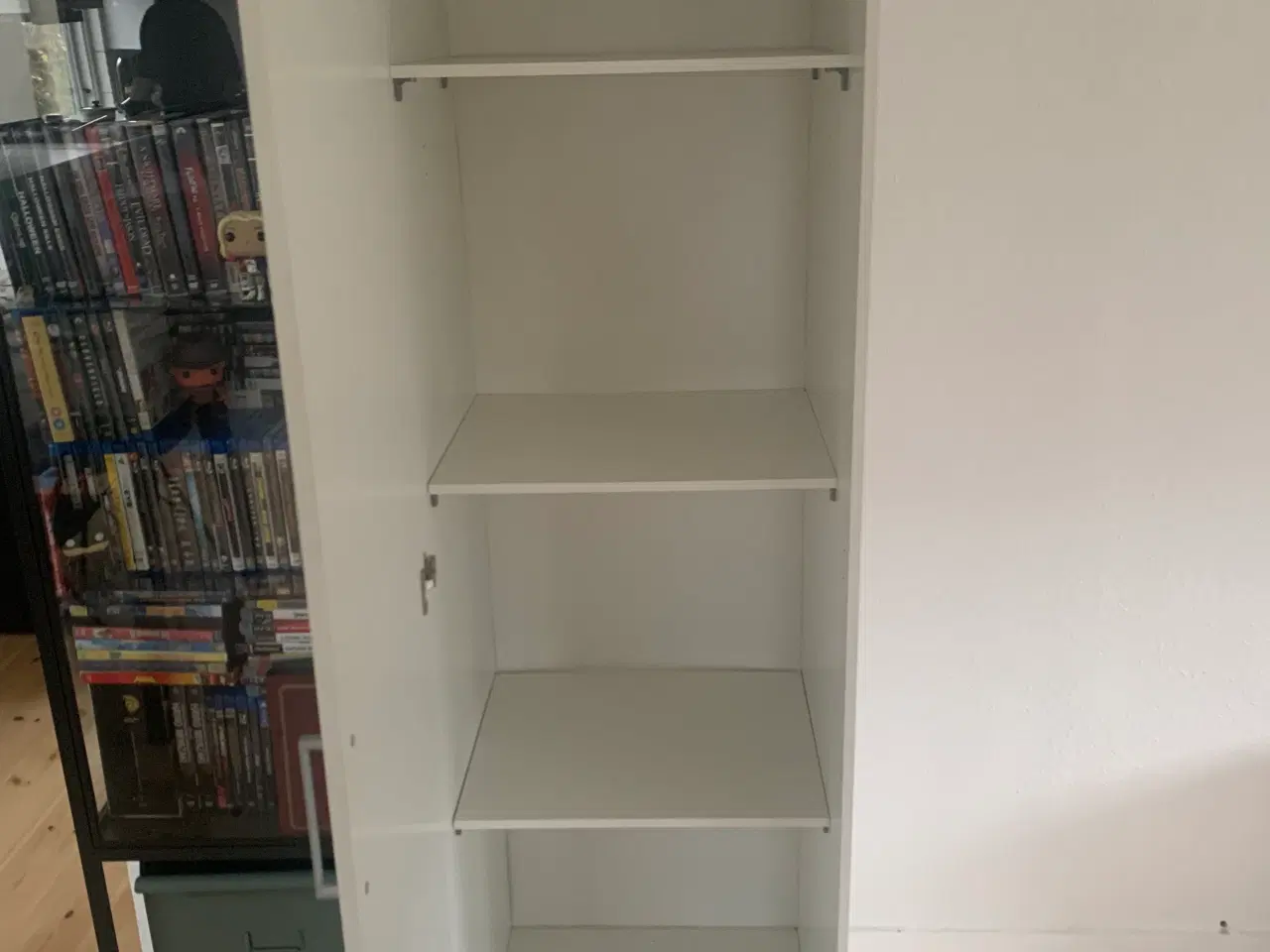 Billede 2 - Skab i hvid