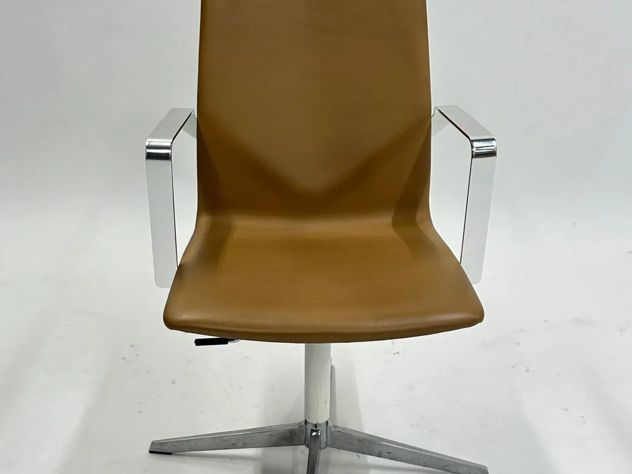 Billede 3 - Four Design - 4-Cast® XL Mødestol (Lysebrun m. krom armlæn)