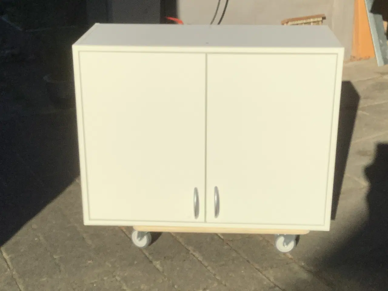 Billede 1 - Overskab m/ 2 hylder, hvid. H.60 x b.80 x d. 35 cm