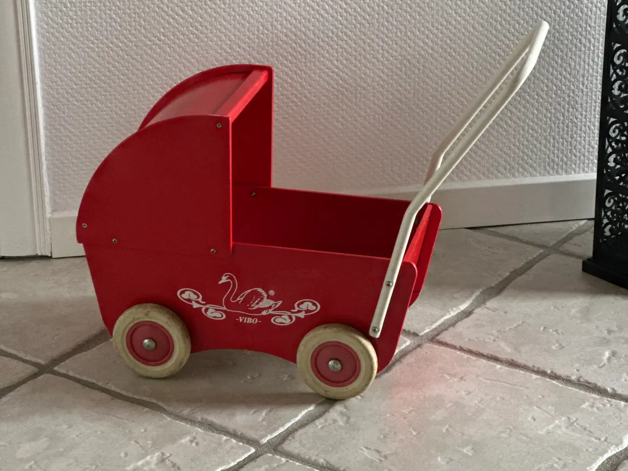 Billede 1 - 2 små dukke vogne 