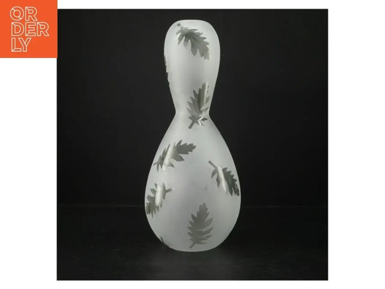Billede 1 - Mat hvid glasvase med blade design fra Bülow (str. H. 35 cm)