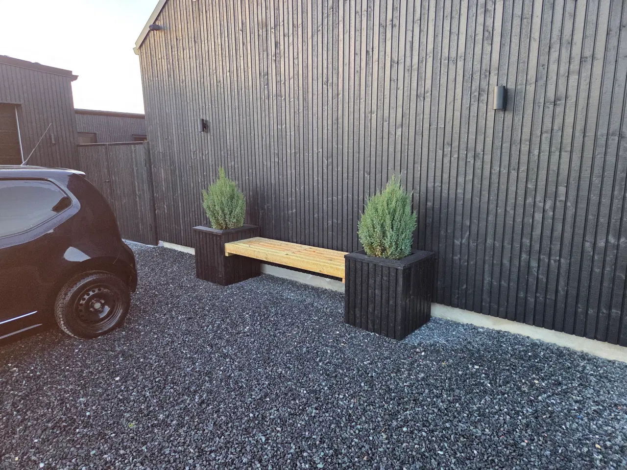 Billede 1 - Bænk med blomsterkummer