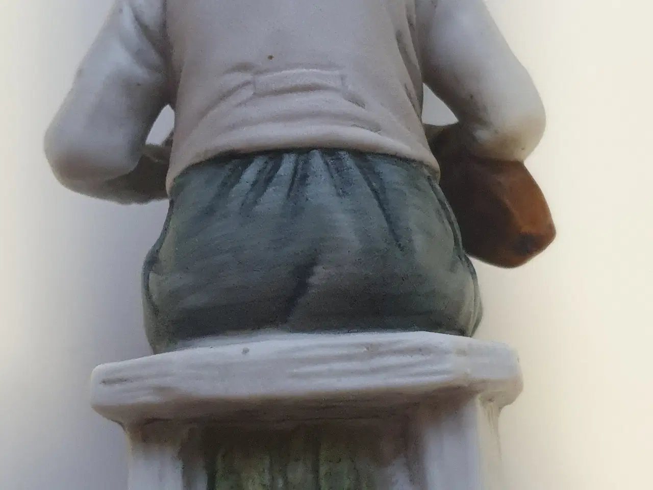 Billede 2 - Porcelænsfigur - Mand sidder på en skammel