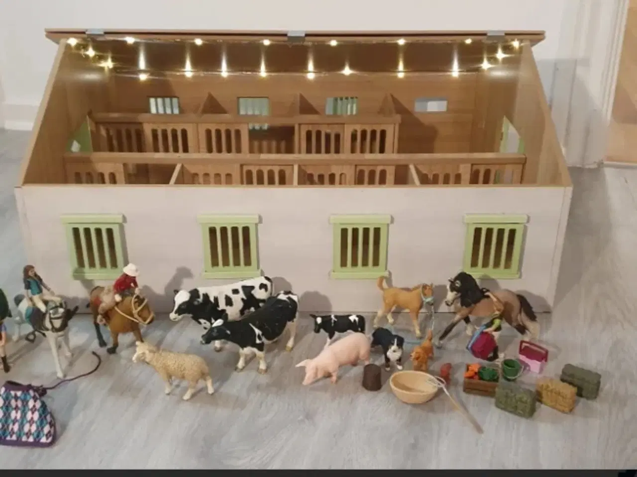 Billede 4 - Schleich ridestald med lys.