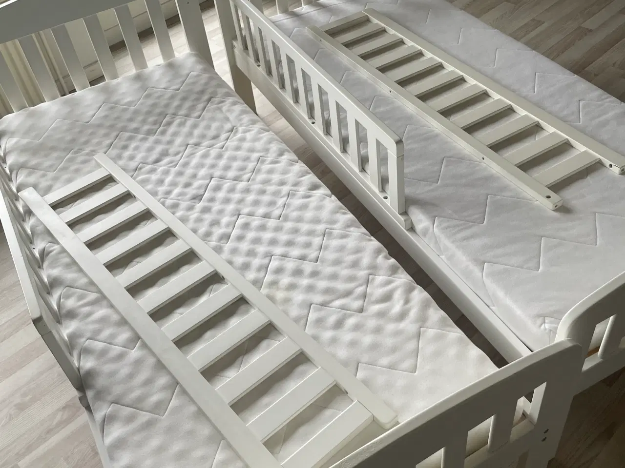 Billede 1 - To juniorsenge med madras