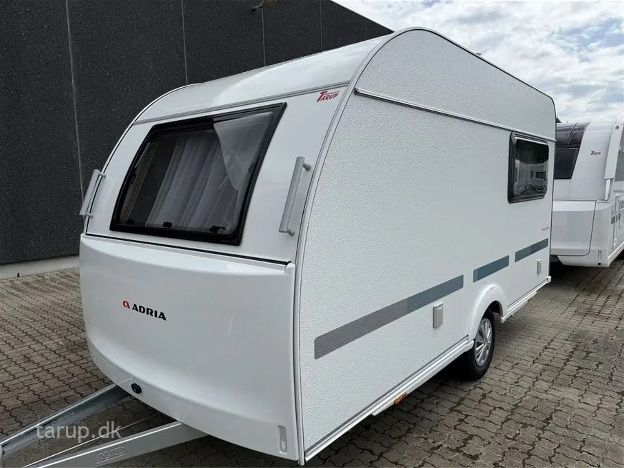 Billede 6 - 2026 - Adria Aviva 400 PS   Dobbeltseng, sidesiddegruppe, blæservarme, ALKO stabilisator, køleskab, forberedt til Tempo100,