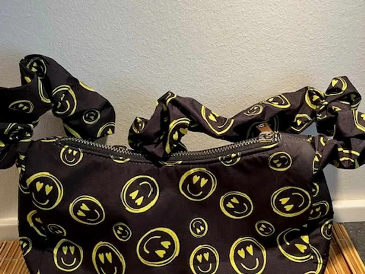 Billede 2 - Super cool ASOS skuldertaske med smileys