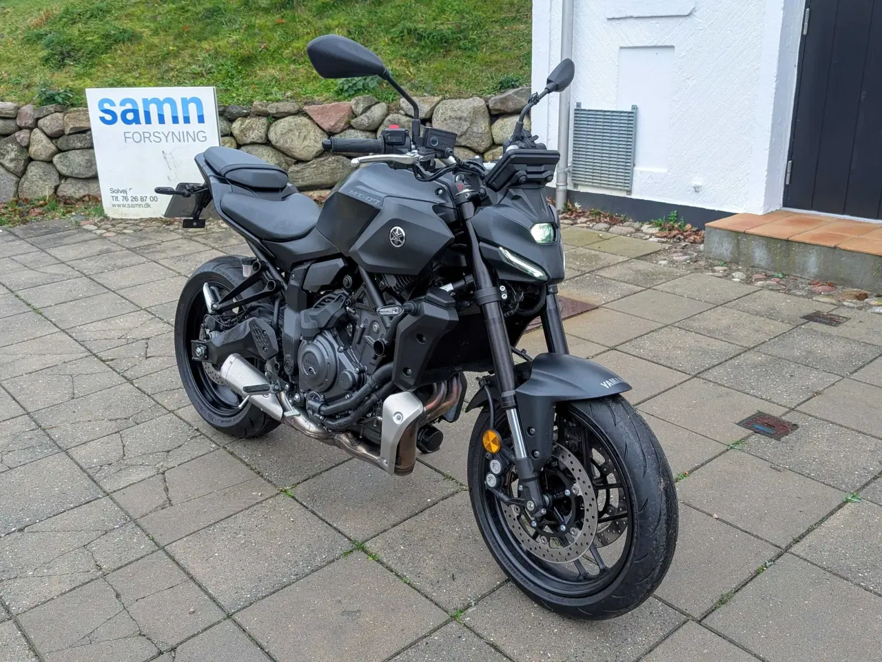 Billede 4 - Næsten ny 2025 Yamaha MT-07 Y-AMT – Sort – Kun 880