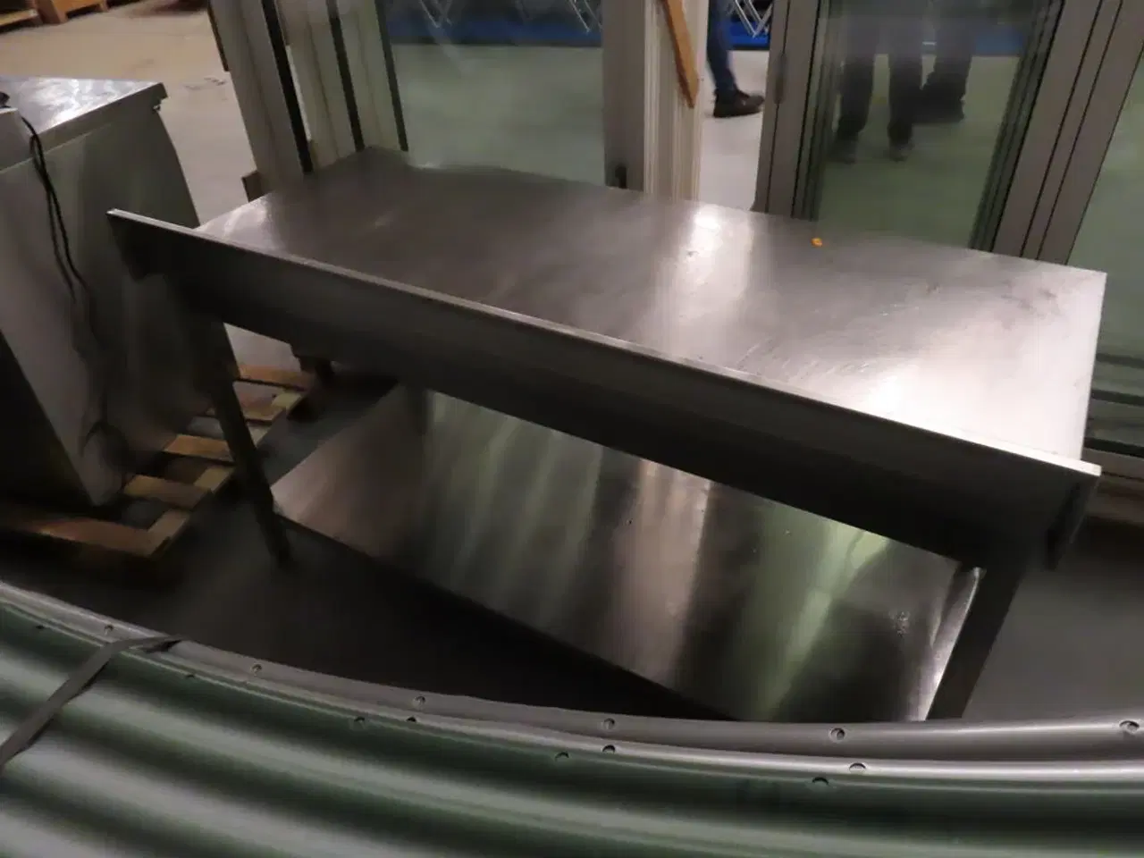 Billede 4 - Stålbord med bagkant