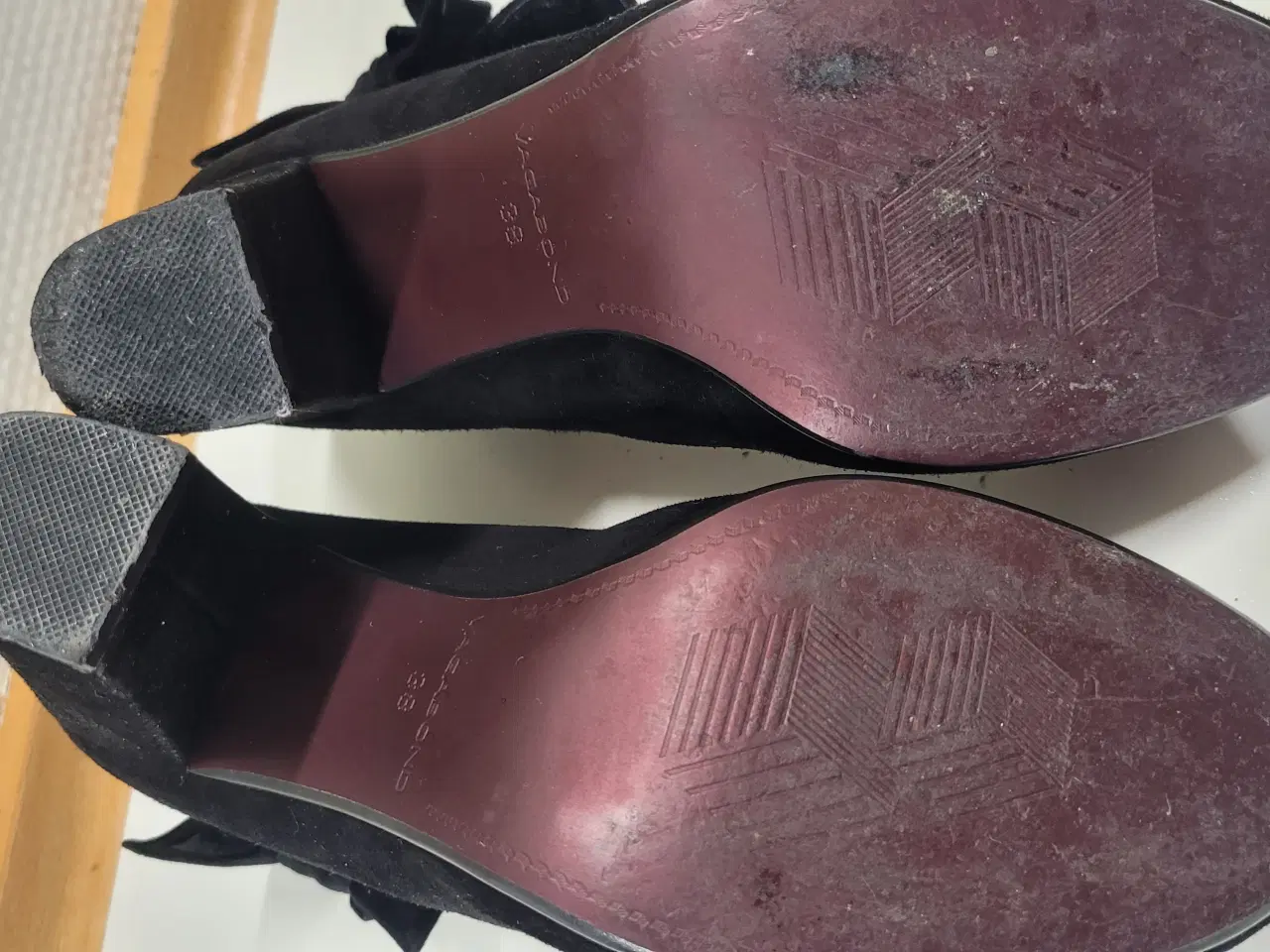 Billede 2 - Sorte sko, vagabond i strid. 38