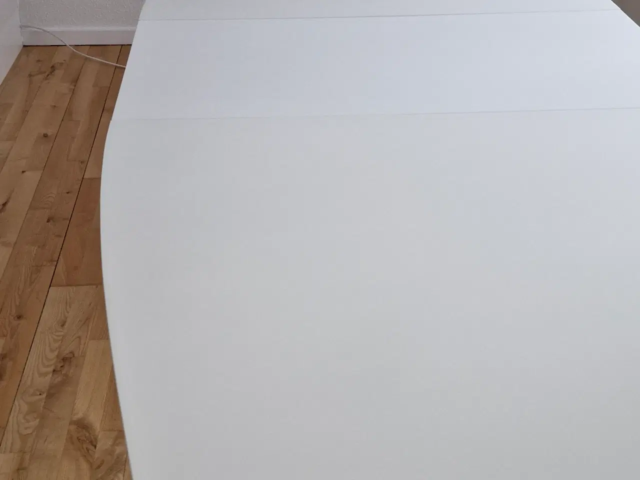 Billede 4 - Hvidt spisebord med stålben og 2 tillægsplader 