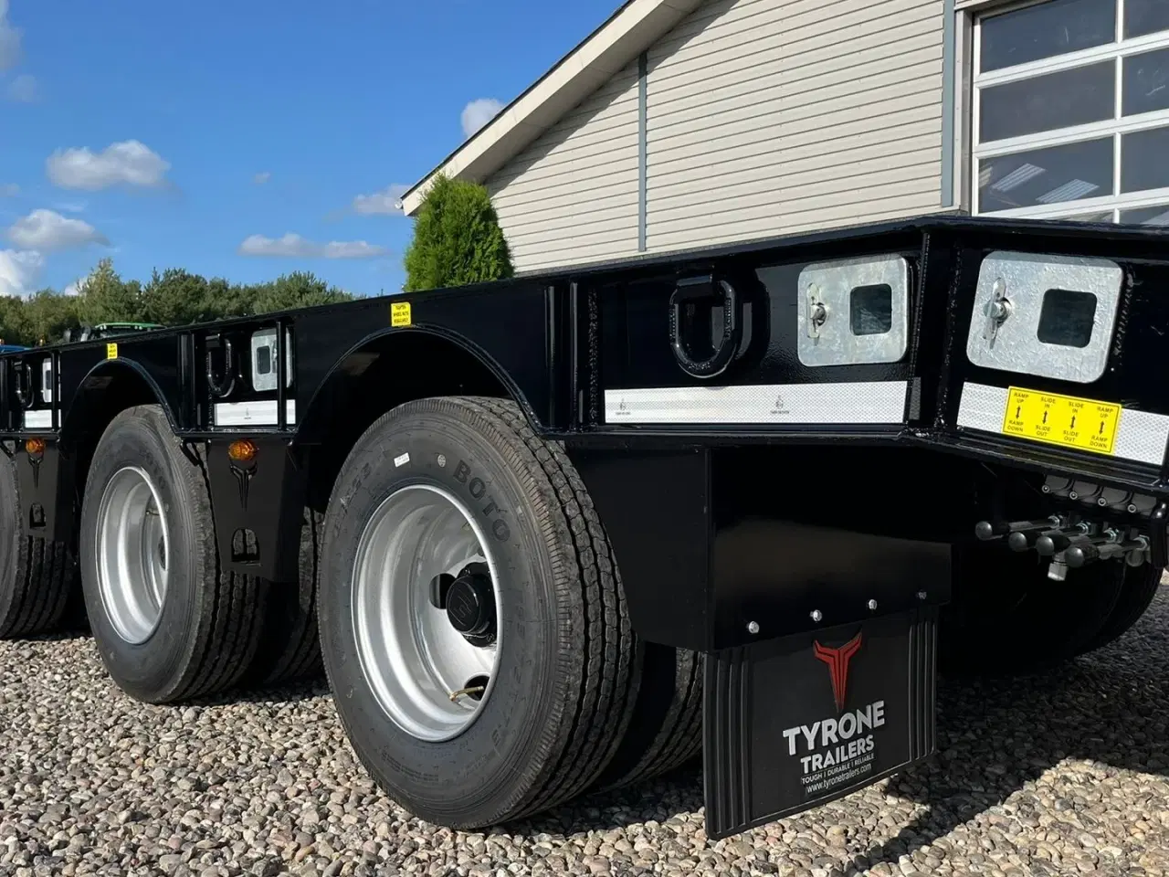 Billede 8 - Tyrone 33TLL LANG MODEL med kombi bremser, både luft og hydrauliske bremser. Affjedret træk og affjedret aksler. Med hydrauliske ramper og værktøjskasse