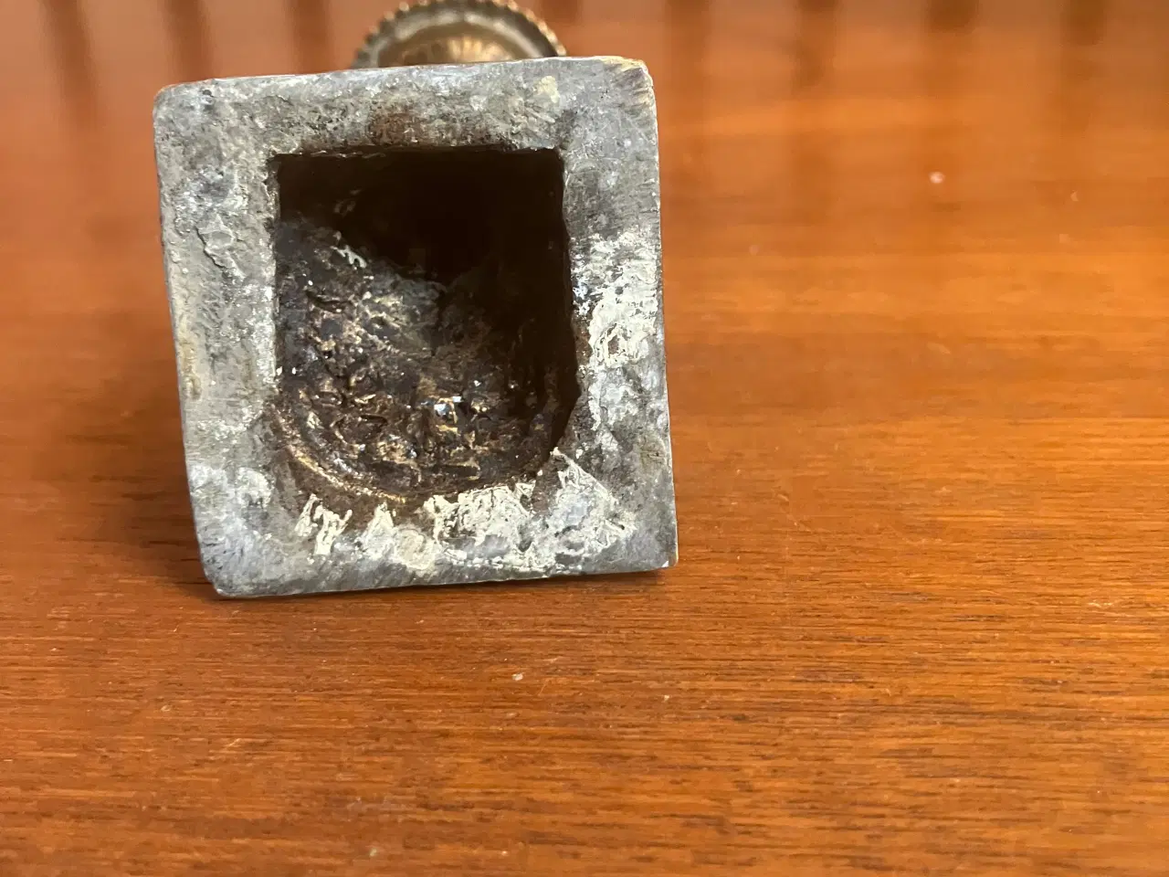 Billede 4 - Antik bedende figur i bronze eller messing legerin