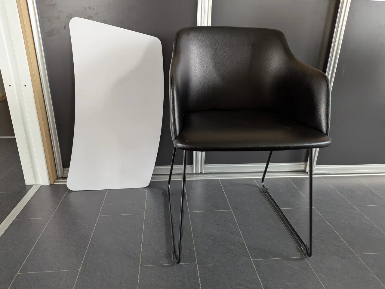 Billede 3 - Spisebord med hvid laminatplade