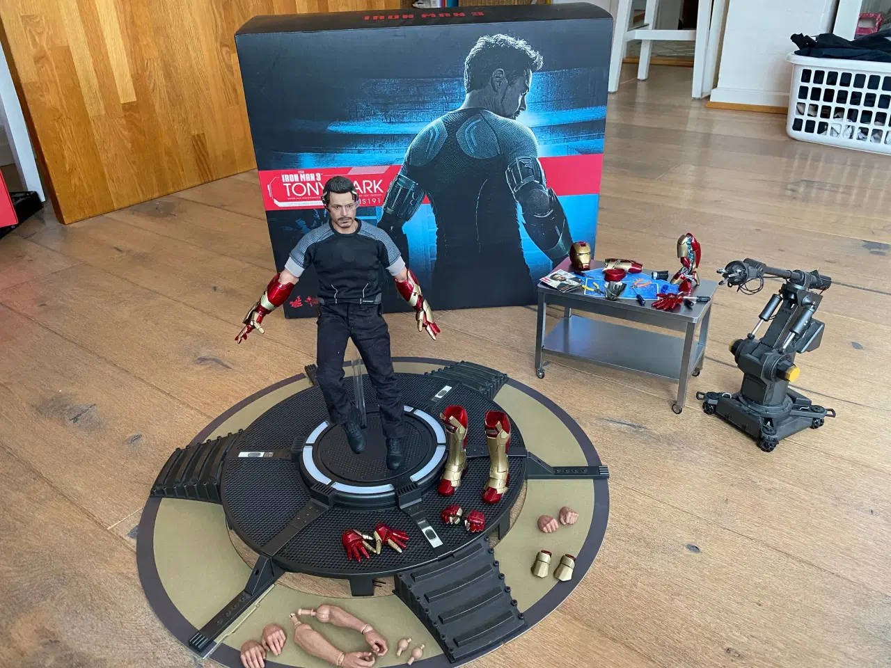 Billede 1 - MEGET FIN Hot toys Tony Stark fra IRON MAN 3 sæt