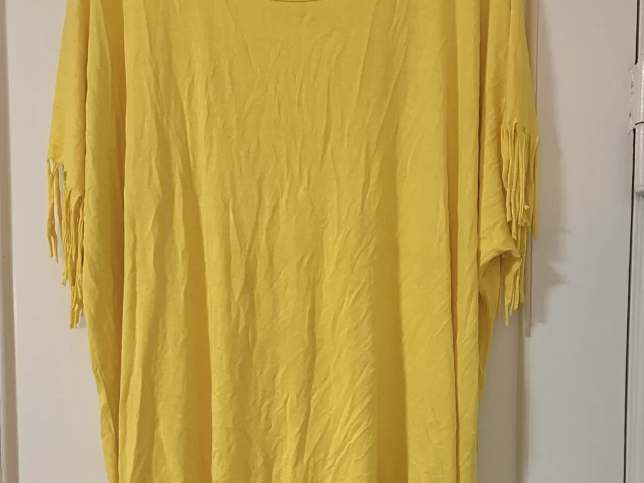 Billede 1 - Smuk top m frynser findes i gul og pink