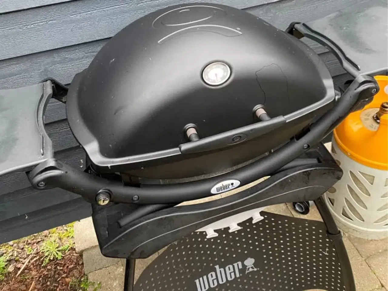 Billede 2 - Gasgrill Weber Q2200 inkl. bord og betræk