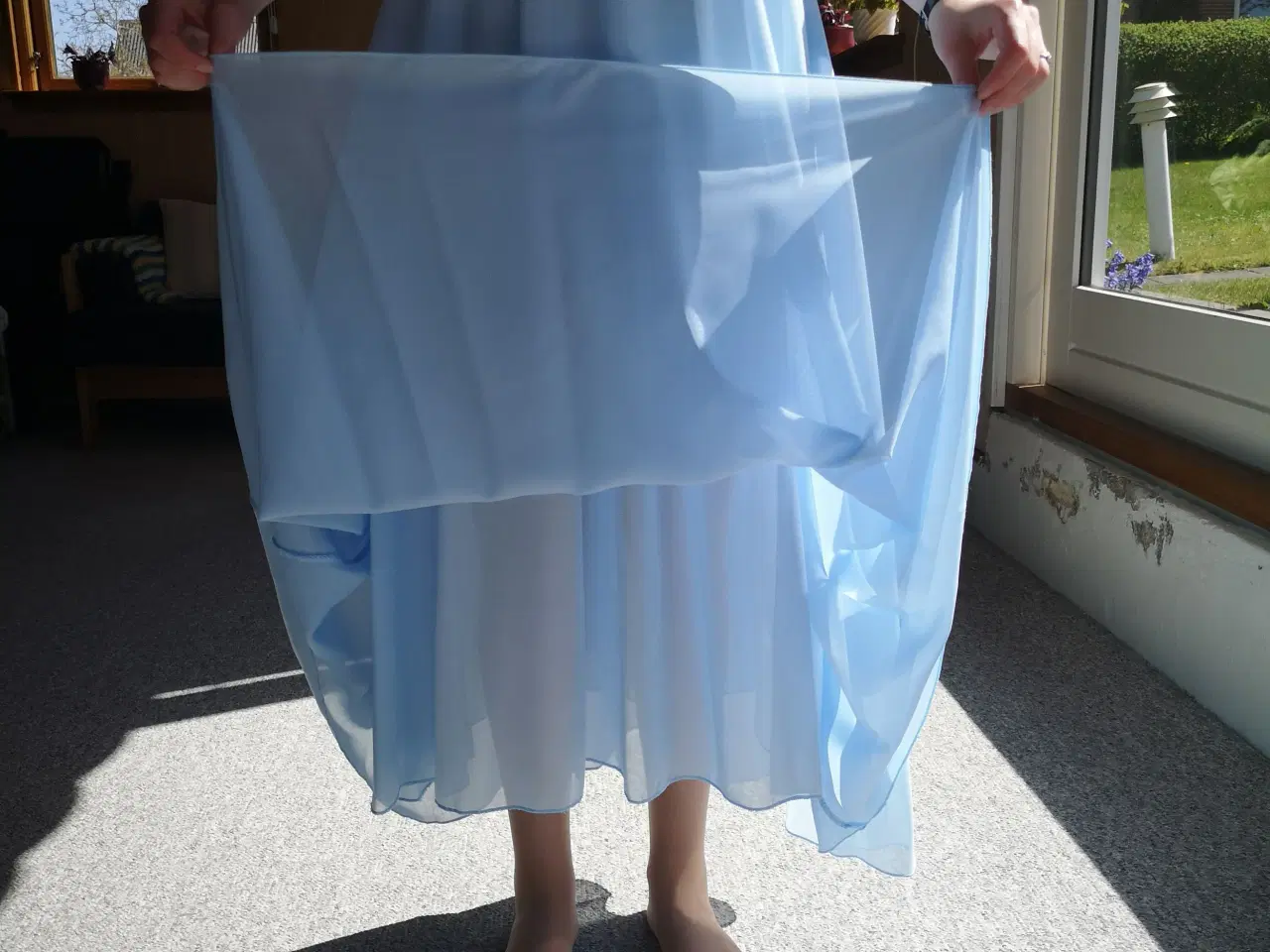 Billede 6 - Babyblå kjole med lidt blonder.