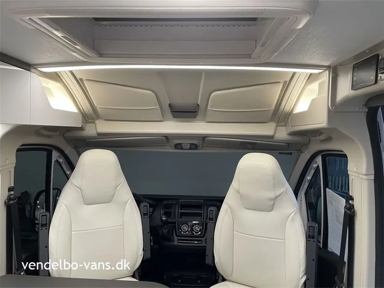 Billede 14 - 2022 - McLouis Menfys Van 03 S-Line   Campervan med dobbeltseng UNDER 6 meter
