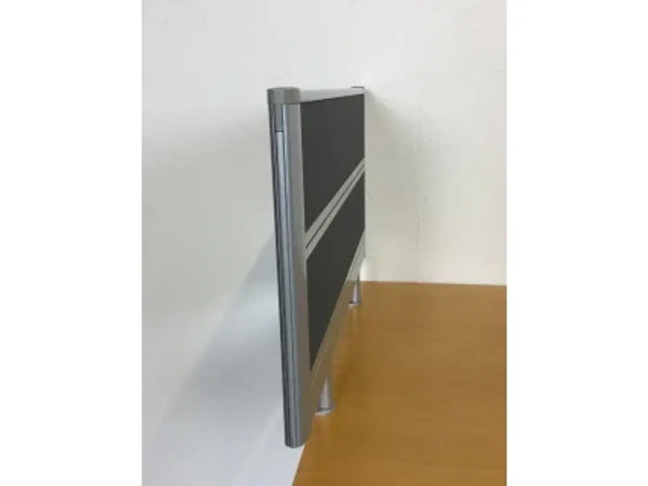 Billede 1 - Skærmvæg bordmonteret i grå stof med metal ramme