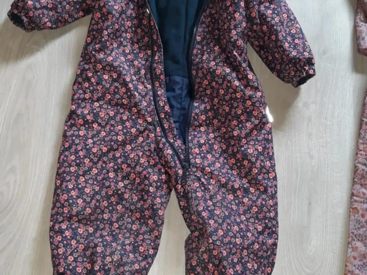 Billede 1 - flyvedragt og jakke til pige 2 - 10 år