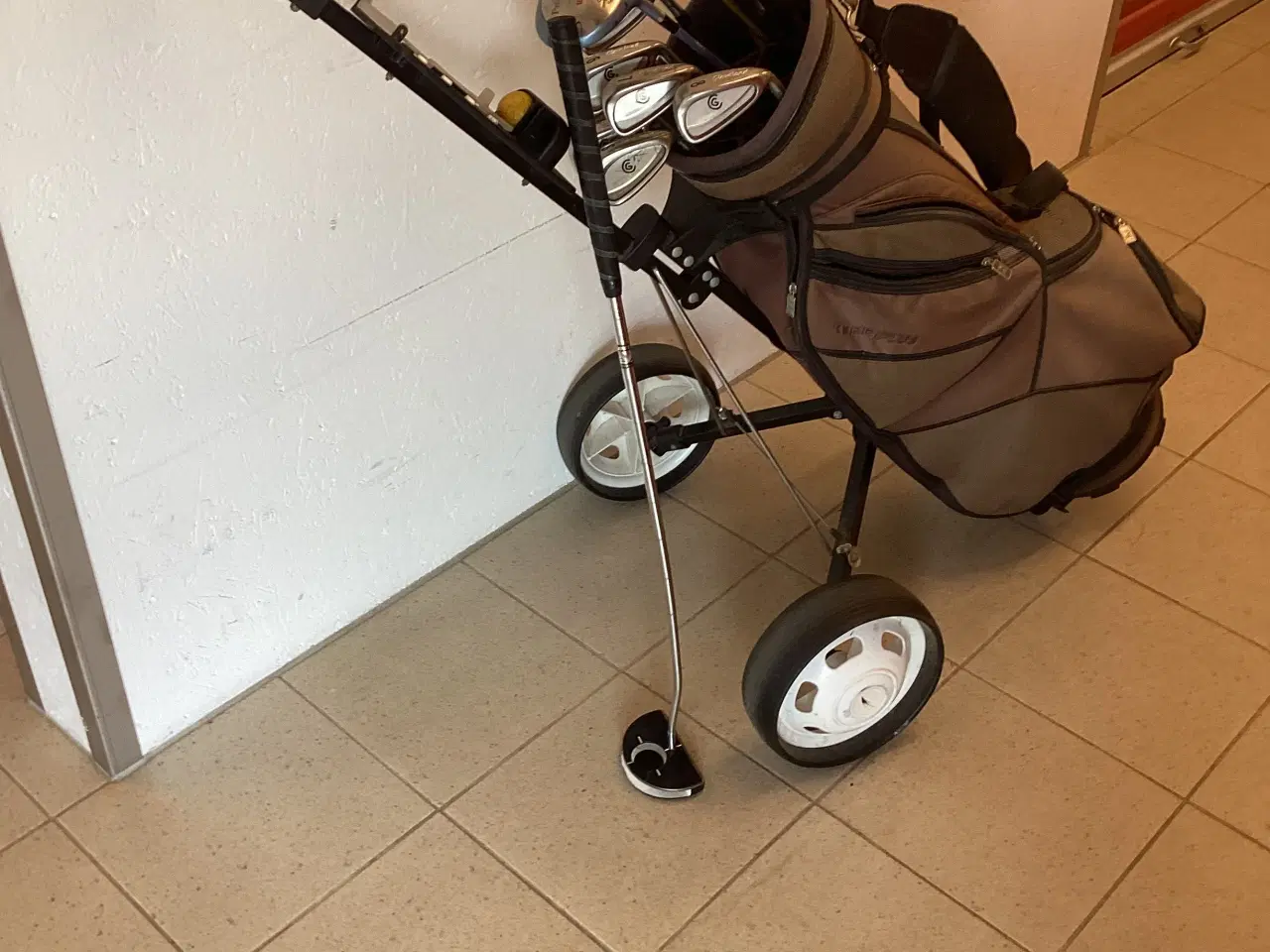 Billede 2 - Golfsæt komplet vogn, bag, køll/jern