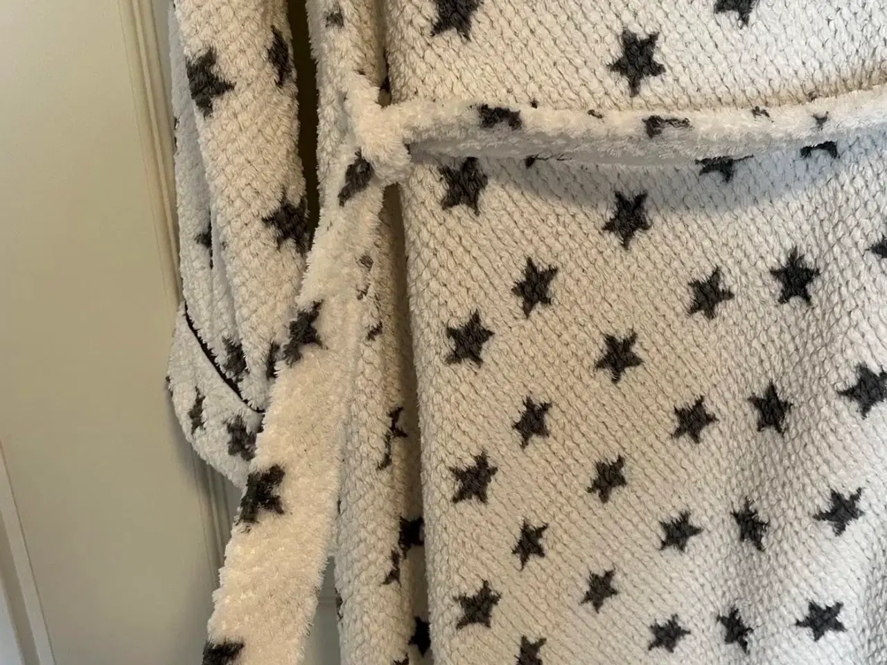 Billede 4 - Hvid Missya morgenkåbe med grå stjerner