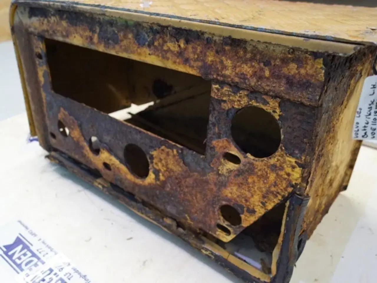 Billede 17 - Volvo L120 Baterikasse L.H.  VOE11018434