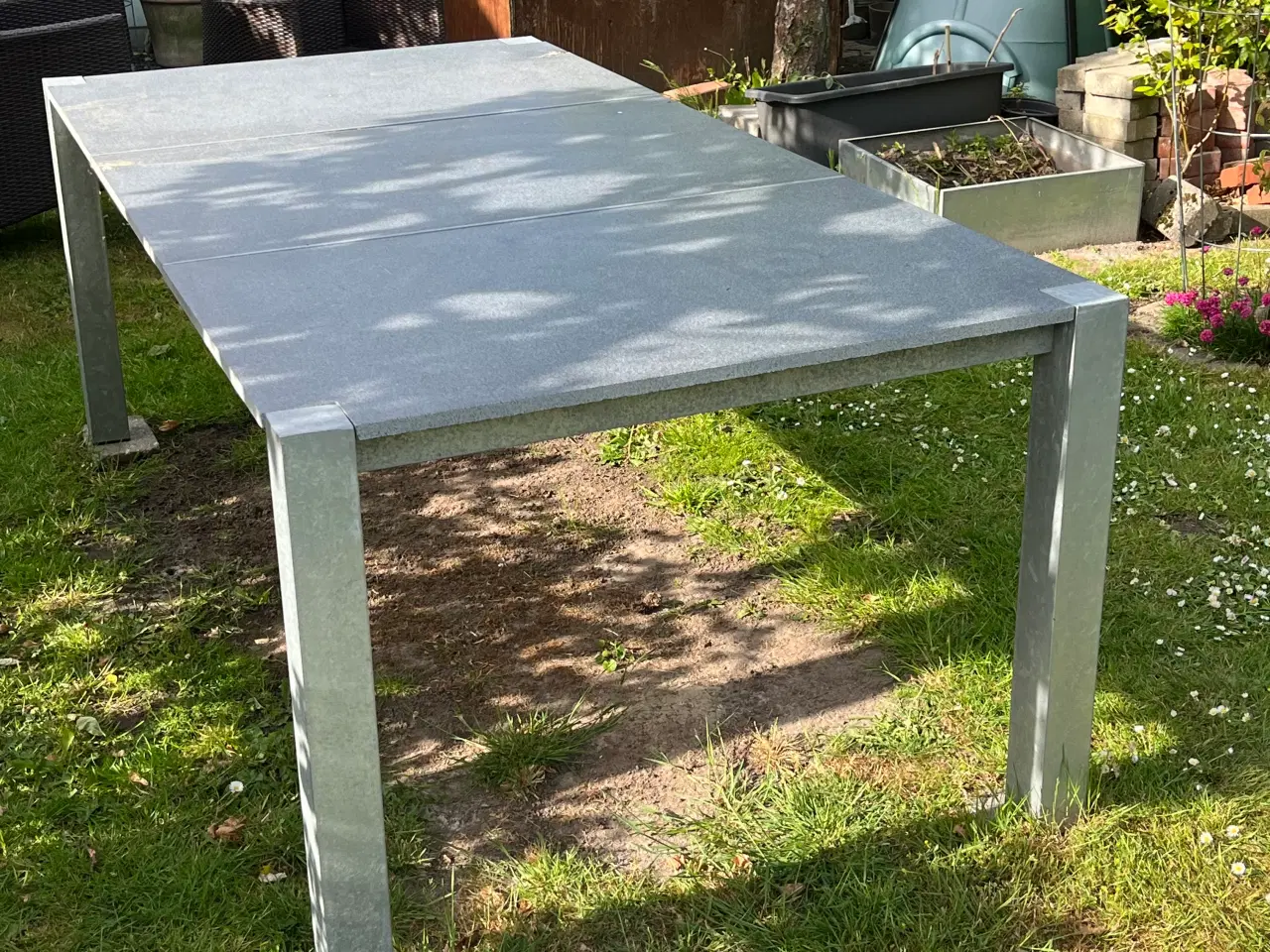 Billede 2 - Stort havebord vedligeholdelsesfri