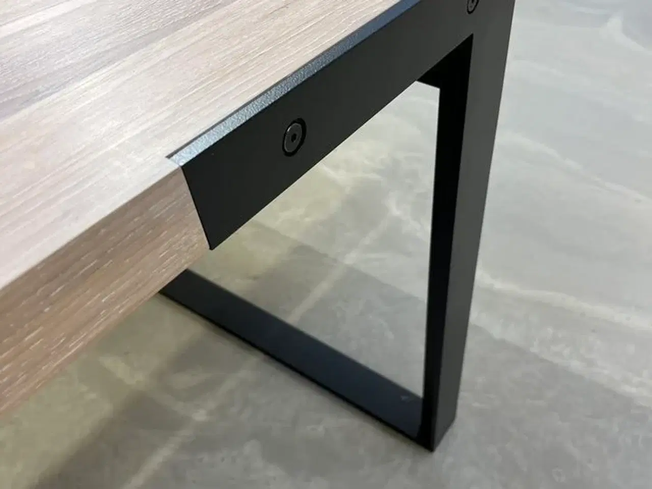 Billede 4 - Zilas spisebord. Hvidolieret massiv vildeg. 100x290 cm. Højde 74 cm.