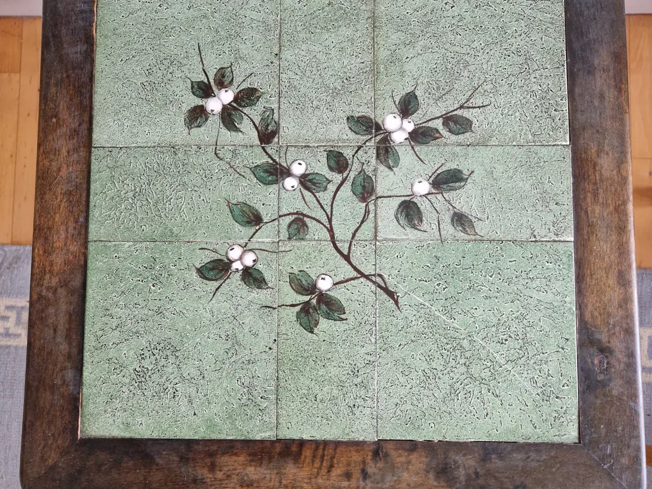 Billede 1 - Lille kakkelbord i bejdset bøg 