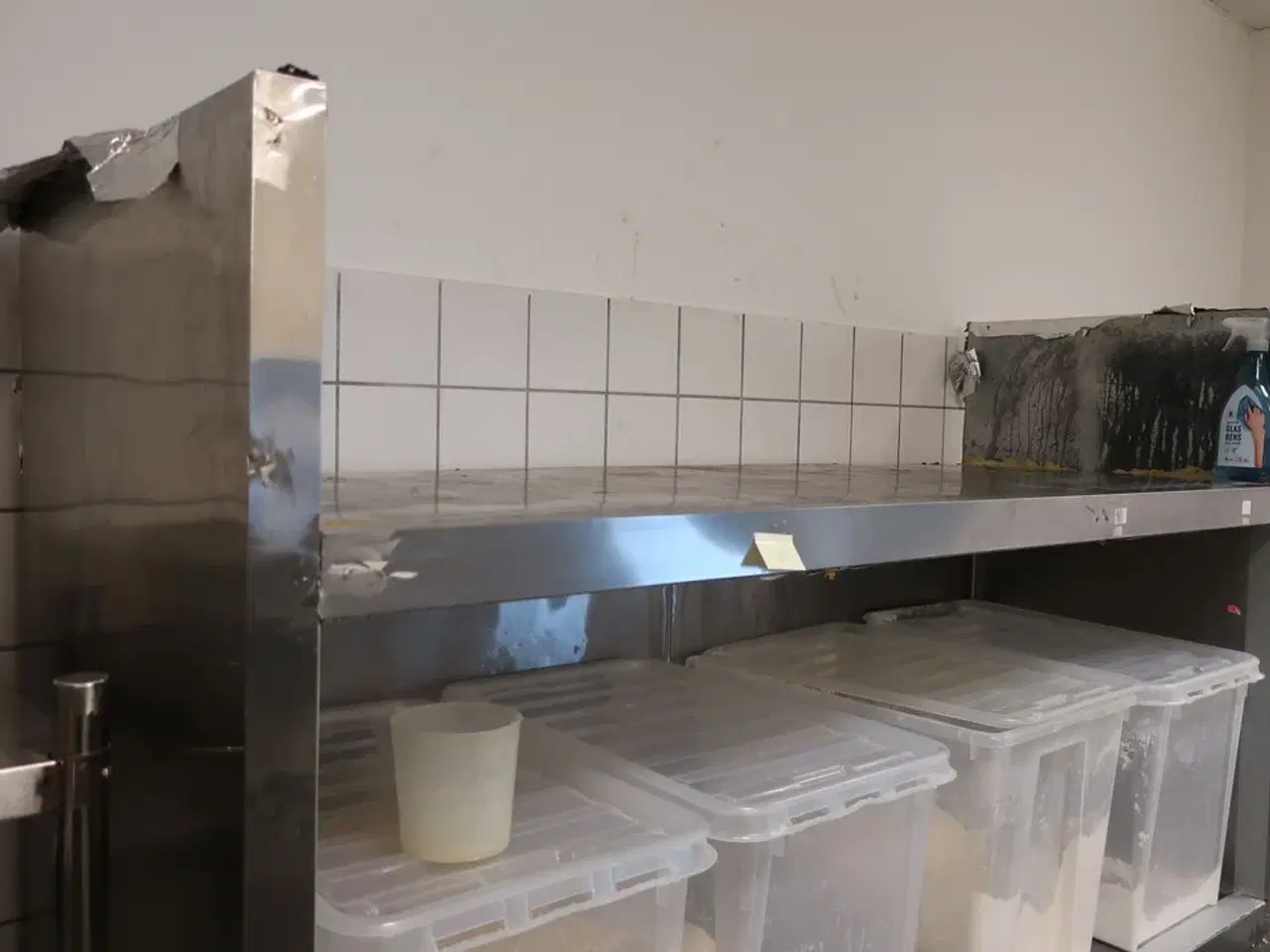 Billede 2 - Reol med indhold