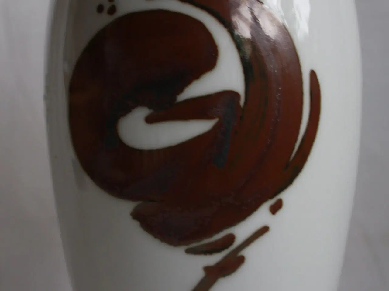 Billede 6 - Vase med brun dekoration fra Bing og Grøndahl