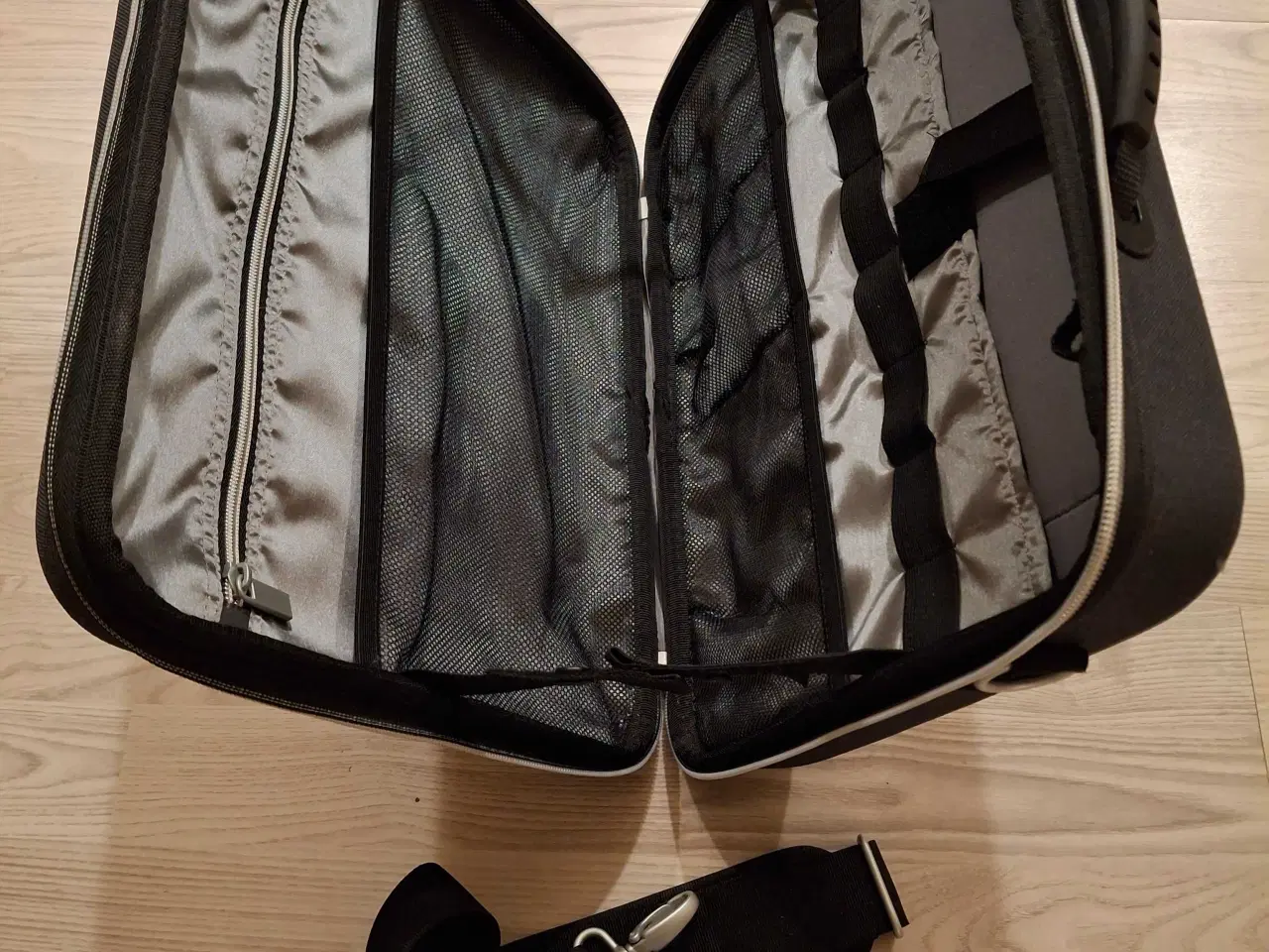 Billede 2 - Let rejsetaske vejer kun 800 gram.