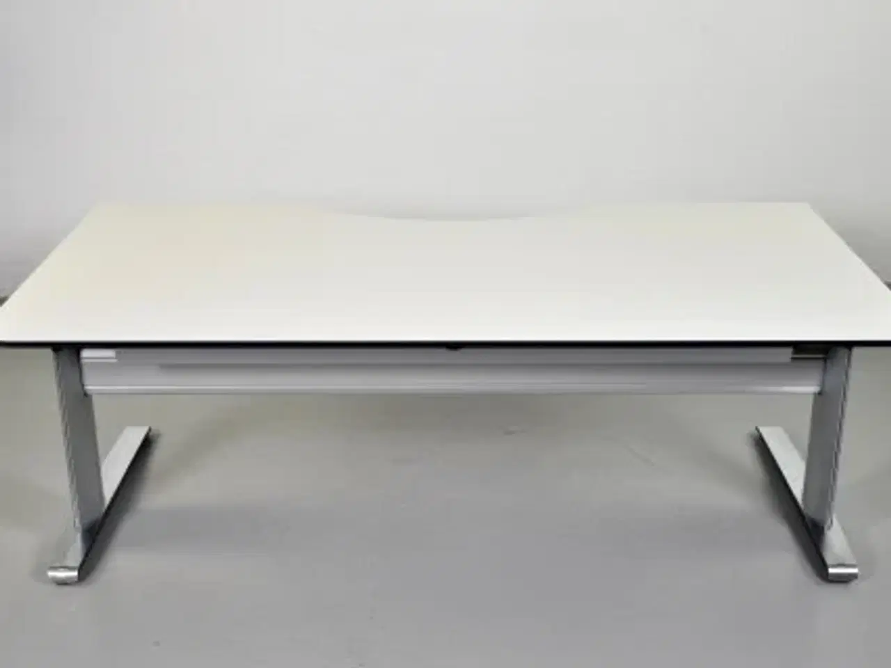 Billede 3 - Hæve-/sænkebord med hvid plade med mavebue, 200 cm.