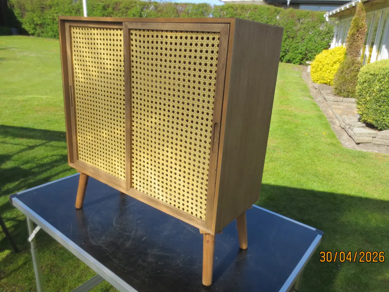 Billede 2 - 1 stk Teak Skab med Flet Skydelåger