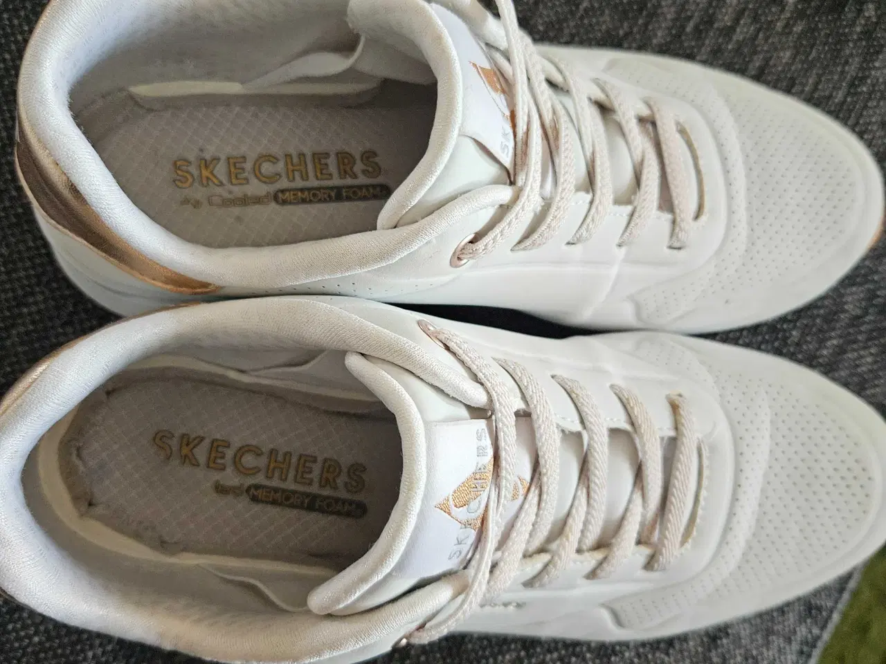 Billede 4 - HVIDE SKECHERS SNEAKERS 