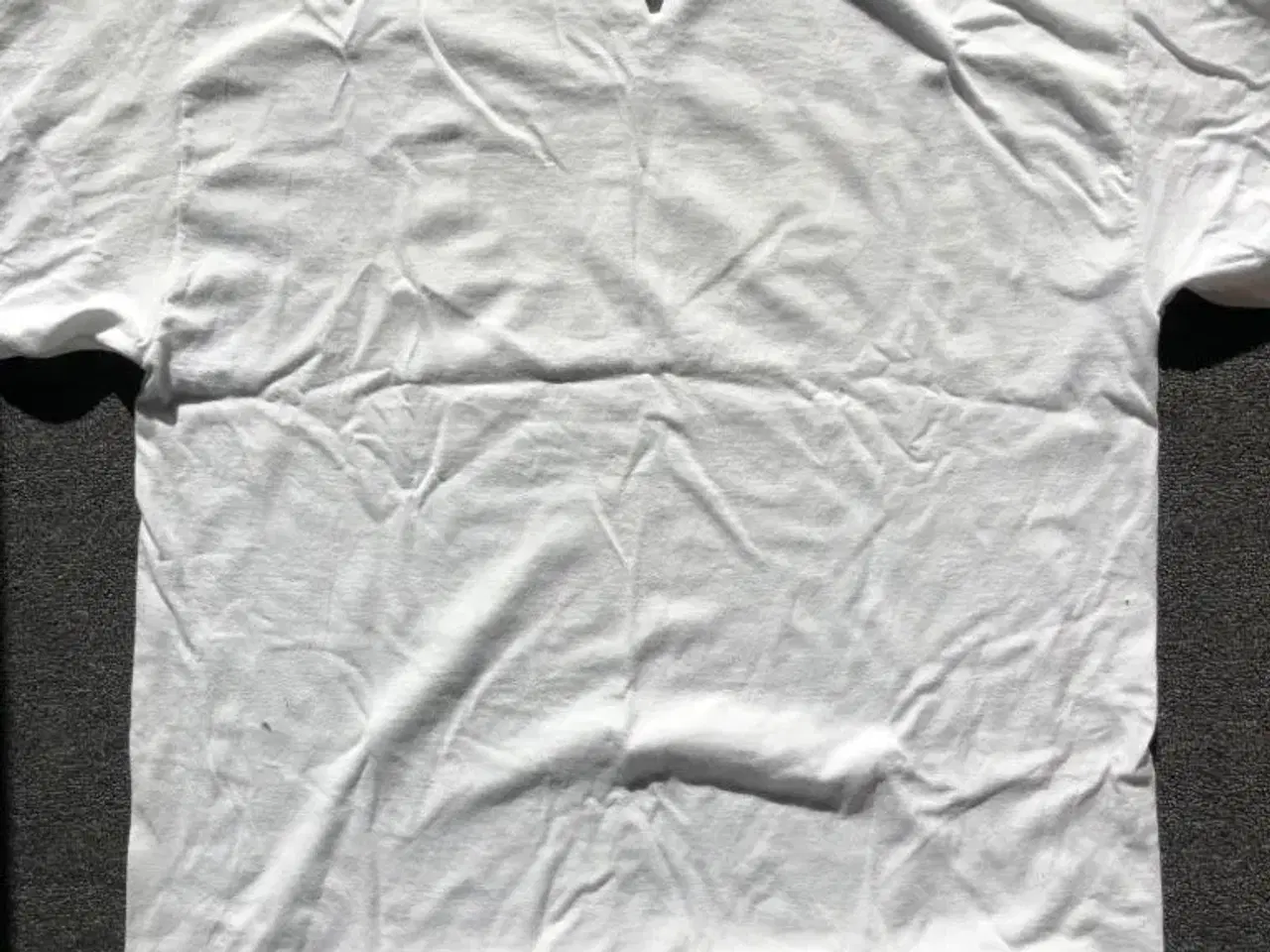 Billede 3 - T-shirt som ny