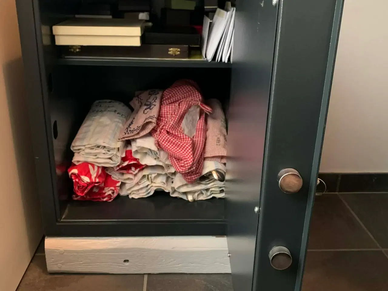 Billede 5 - Værdiboks i stål med hvidt camouflageskab 