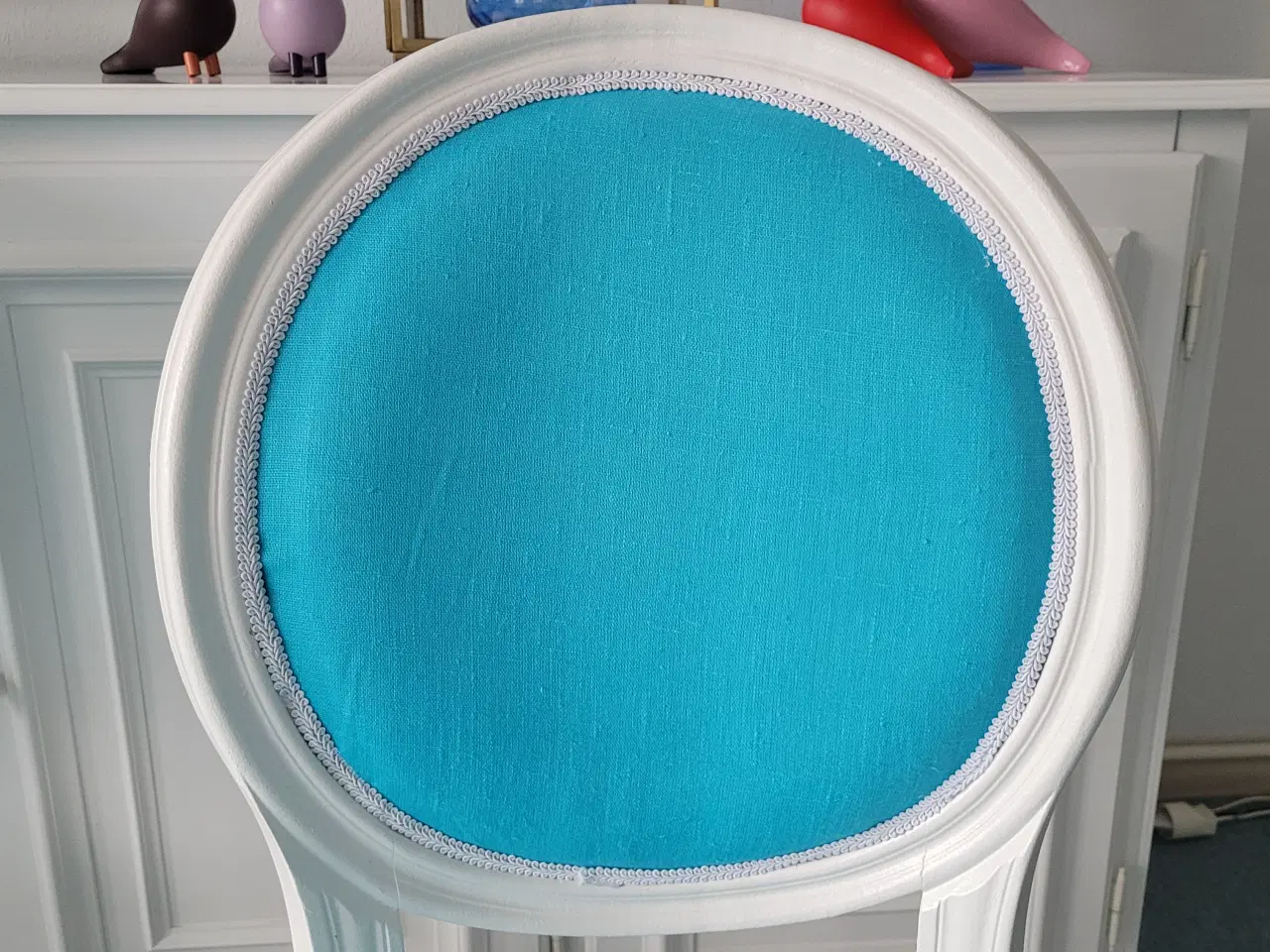 Billede 7 - Nyombetrukne hvide spisebordstole fra ILVA