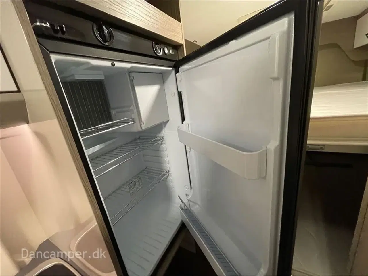 Billede 14 - 2023 - Chausson ROAD LINE V594 VIP MAX   UNDER KLARGØRING! Super spændende, kort van med to dobbeltsenge på tværs i køjesystem. 2,2, L motor , 140 HK, solcelle og markise m.m.