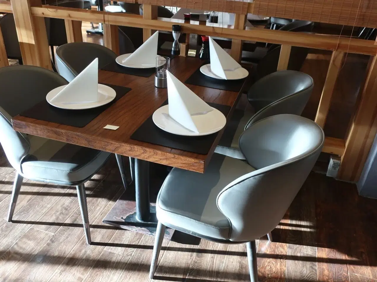 Billede 3 - Bord og 4 nye stole