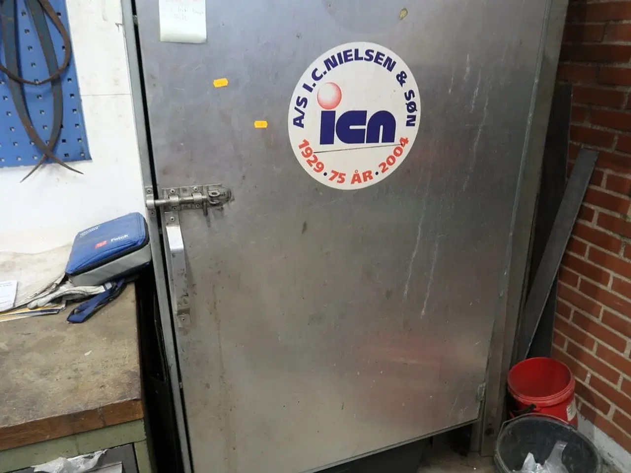 Billede 3 - Stålskab med div. Værktøj, plejemidler m.m.