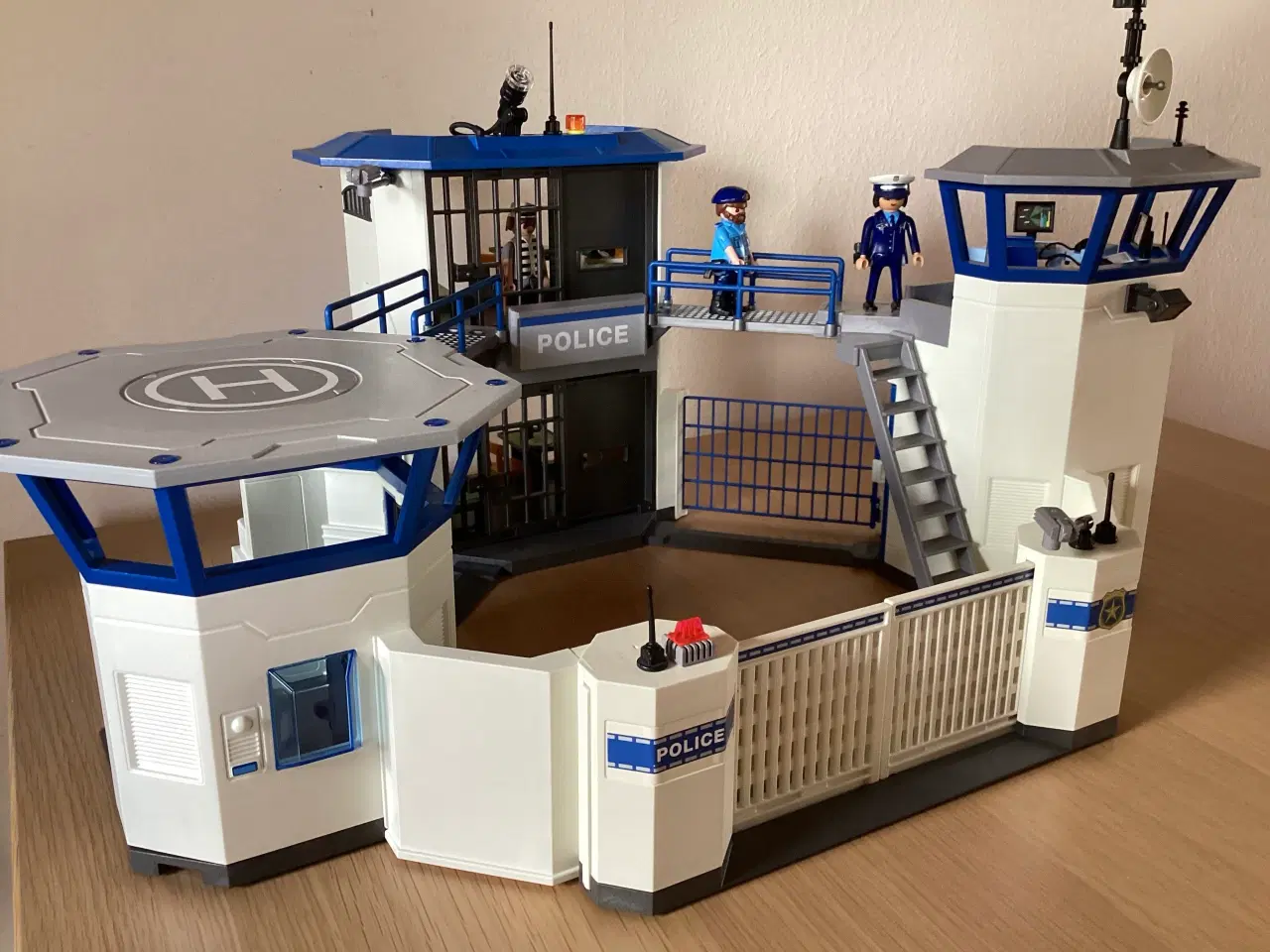 Billede 3 - Politikommandocentral med fængsel, Playmobil nr. 6