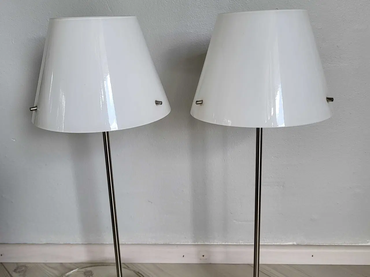 Billede 1 - 2 stk. Herstal bordlamper i hvidt glas..