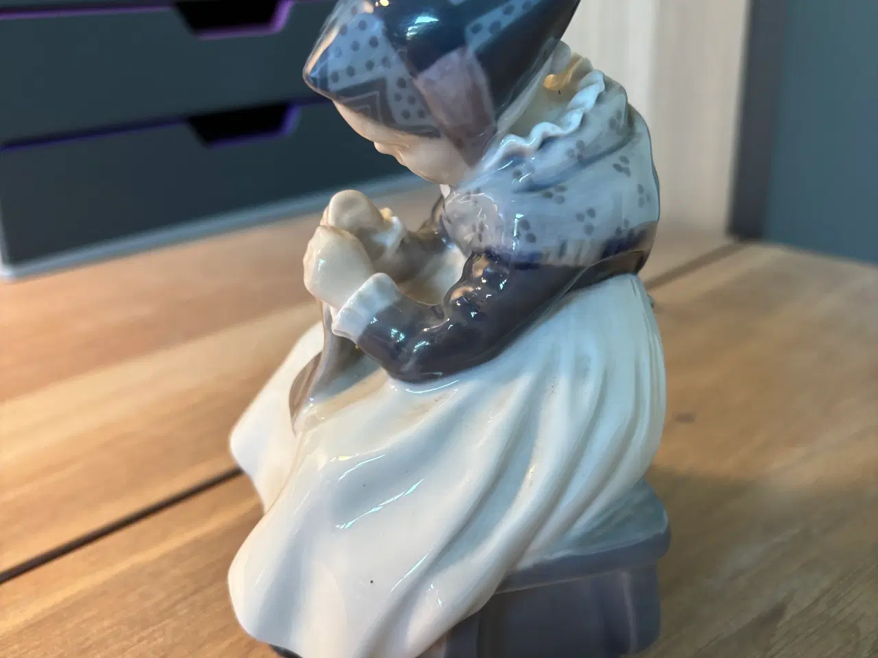 Billede 4 - Royal Copenhagen figur nr. 1314, Amagerpigen 
