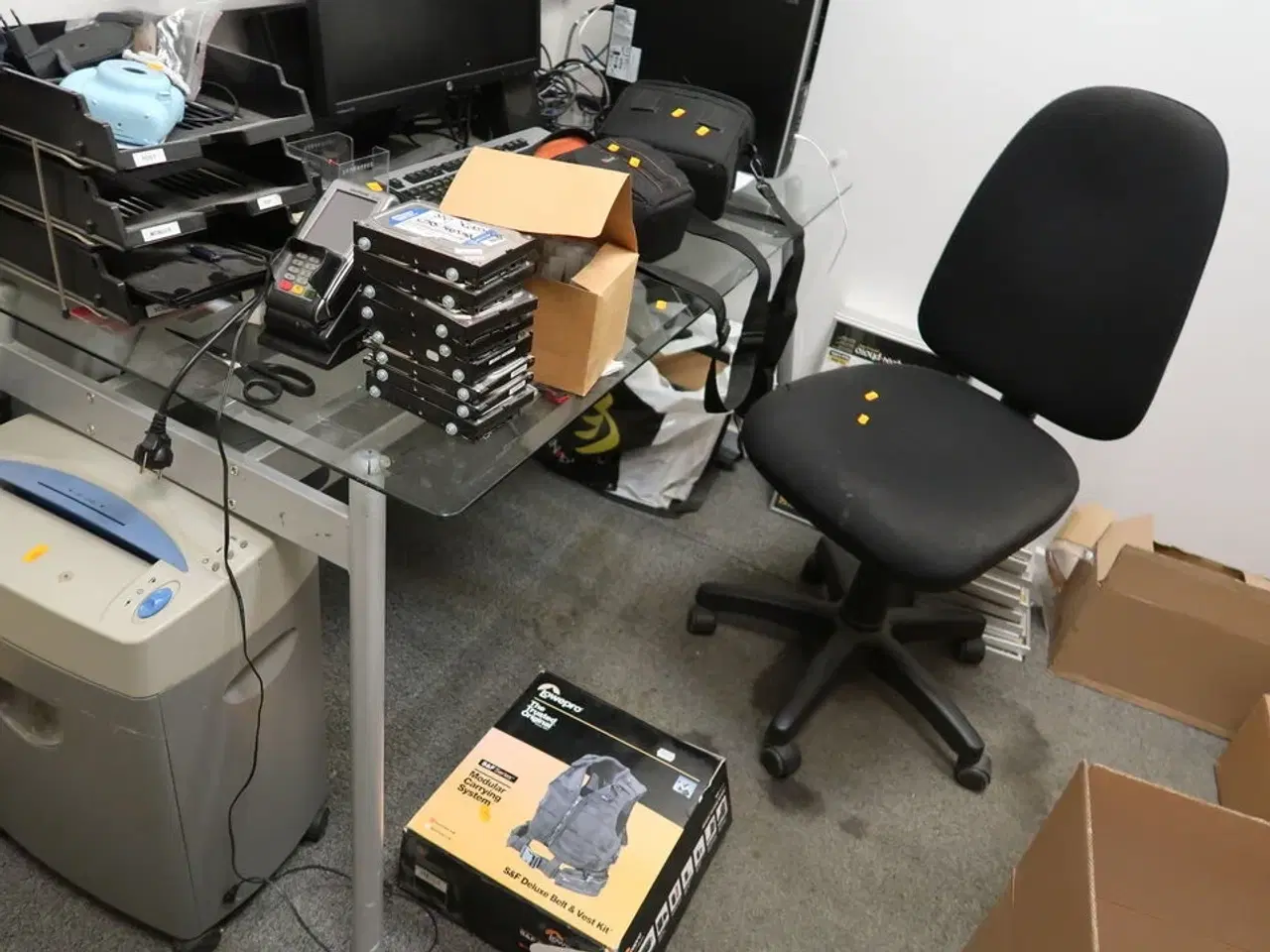 Billede 1 - Skrivebord uden indhold samt kontorstol