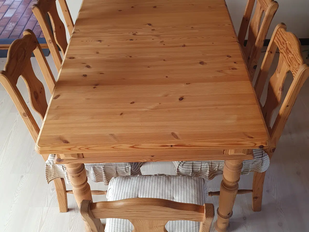 Billede 2 - Spisebord i træ med 2 plader og 6 stole
